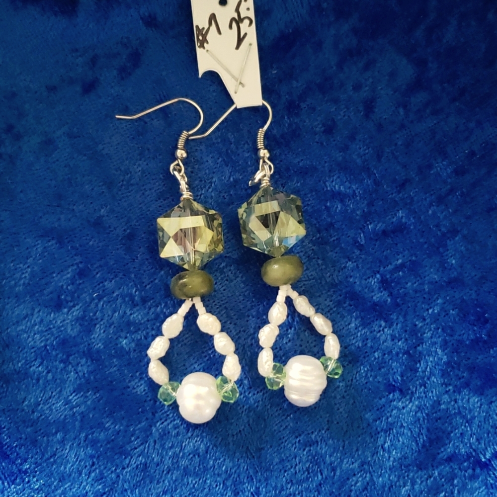 NWT Pearl & Grn Crystal drop earrings!